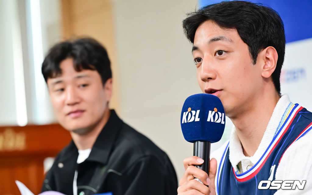 허훈 KCC 이지스 입단식이 29일 오후 서울 논현동 KBL 사옥에서 진행됐다.KCC는 지난 28일 “FA 허훈을 계약기간 5년, 보수 총액 8억원(연봉 6억5000만원·인센티브 1억5000만원)에 영입했다”고 발표했다. 이에 따라 허재 전 국가대표팀 감독의 아들인 허웅과 허훈은 프로에서는 처음 같은 팀이 됐다. KCC 허훈이 질문에 답하고 있다 2025.05.29/ soul1014@osen.co.kr