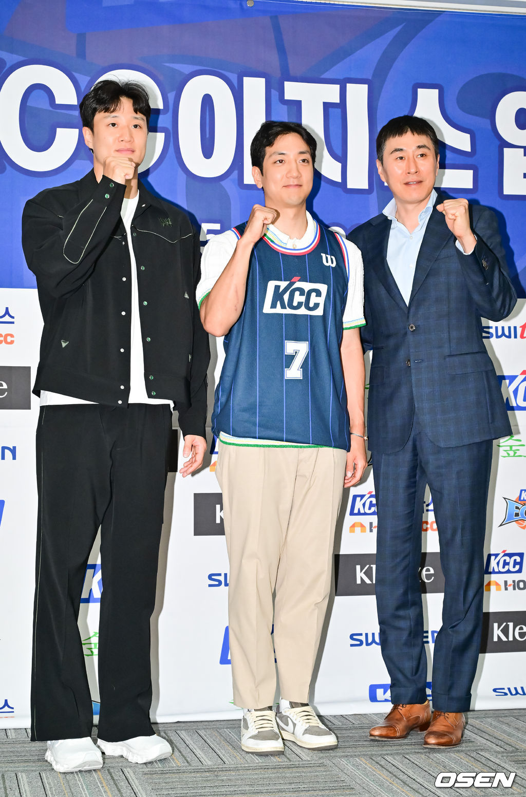 허훈 KCC 이지스 입단식이 29일 오후 서울 논현동 KBL 사옥에서 진행됐다.KCC는 지난 28일 “FA 허훈을 계약기간 5년, 보수 총액 8억원(연봉 6억5000만원·인센티브 1억5000만원)에 영입했다”고 발표했다. 이에 따라 허재 전 국가대표팀 감독의 아들인 허웅과 허훈은 프로에서는 처음 같은 팀이 됐다. KCC 허웅과 허훈, 이상민 감독이 포즈를 취하고 있다.  2025.05.29/ soul1014@osen.co.kr