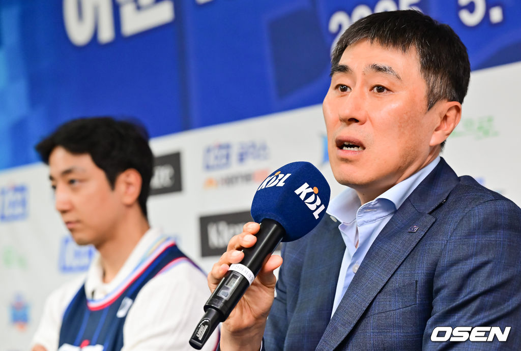 허훈 KCC 이지스 입단식이 29일 오후 서울 논현동 KBL 사옥에서 진행됐다.KCC는 지난 28일 “FA 허훈을 계약기간 5년, 보수 총액 8억원(연봉 6억5000만원·인센티브 1억5000만원)에 영입했다”고 발표했다. 이에 따라 허재 전 국가대표팀 감독의 아들인 허웅과 허훈은 프로에서는 처음 같은 팀이 됐다. KCC 이상민 감독이 질문에 답하고 있다.  2025.05.29/ soul1014@osen.co.kr