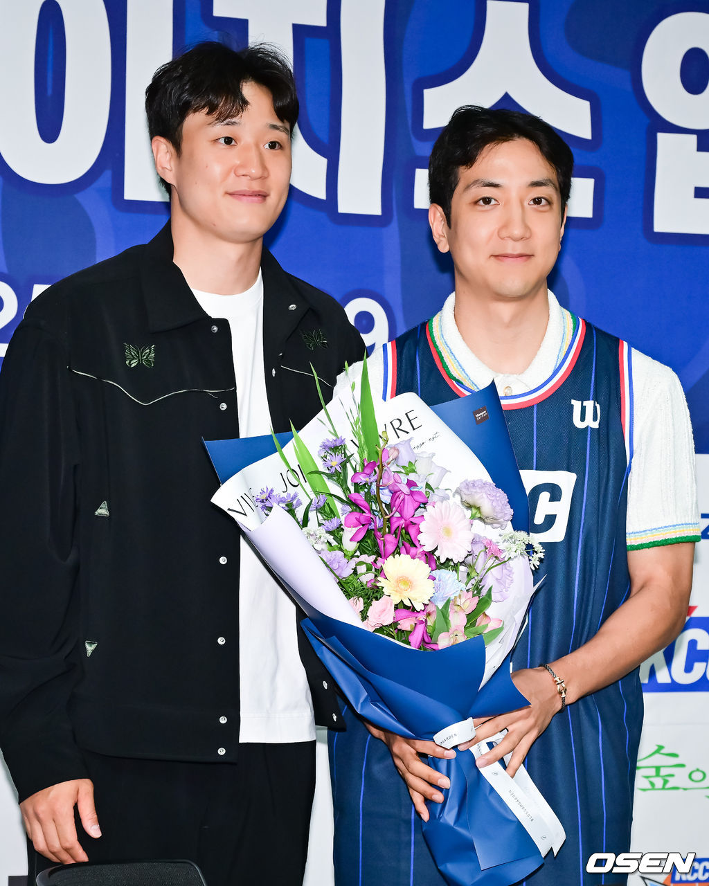 허훈 KCC 이지스 입단식이 29일 오후 서울 논현동 KBL 사옥에서 진행됐다.KCC는 지난 28일 “FA 허훈을 계약기간 5년, 보수 총액 8억원(연봉 6억5000만원·인센티브 1억5000만원)에 영입했다”고 발표했다. 이에 따라 허재 전 국가대표팀 감독의 아들인 허웅과 허훈은 프로에서는 처음 같은 팀이 됐다. KCC 허웅과 허훈이 포즈를 취하고 있다.  2025.05.29/ soul1014@osen.co.kr
