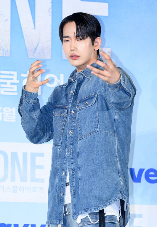 28일 서울 광진구 롯데시네마 건대입구에서 웨이브 오리지널 'ONE : 하이스쿨 히어로즈' 제작발표회가 열렸다.‘ONE : 하이스쿨 히어로즈’는 아버지의 억압에 시달리던 전교 1등 의겸(이정하)과 그의 천부적인 싸움 재능을 이용하려는 윤기(김도완)가 복면을 쓴 ‘하이스쿨 히어로즈’를 결성해 억눌린 분노를 폭발시켜 학교 폭력 서열을 뒤엎는 하이스쿨 액션 드라마다.배우 육준서가 포토타임을 하고 있다. 2025.05.28 /sunday@osen.co.kr