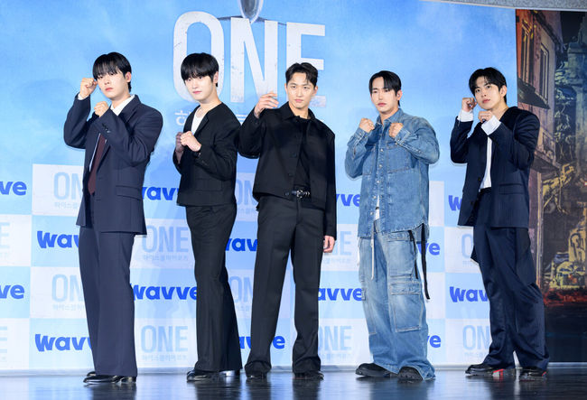 28일 서울 광진구 롯데시네마 건대입구에서 웨이브 오리지널 'ONE : 하이스쿨 히어로즈' 제작발표회가 열렸다.‘ONE : 하이스쿨 히어로즈’는 아버지의 억압에 시달리던 전교 1등 의겸(이정하)과 그의 천부적인 싸움 재능을 이용하려는 윤기(김도완)가 복면을 쓴 ‘하이스쿨 히어로즈’를 결성해 억눌린 분노를 폭발시켜 학교 폭력 서열을 뒤엎는 하이스쿨 액션 드라마다.배우 이정하, 김도완, 유희제, 육준서, 임성균이 포토타임을 하고 있다. 2025.05.28 /sunday@osen.co.kr