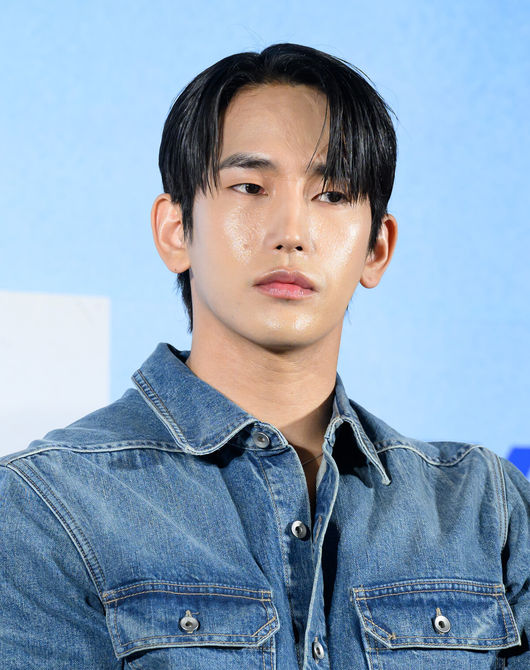 28일 서울 광진구 롯데시네마 건대입구에서 웨이브 오리지널 'ONE : 하이스쿨 히어로즈' 제작발표회가 열렸다.‘ONE : 하이스쿨 히어로즈’는 아버지의 억압에 시달리던 전교 1등 의겸(이정하)과 그의 천부적인 싸움 재능을 이용하려는 윤기(김도완)가 복면을 쓴 ‘하이스쿨 히어로즈’를 결성해 억눌린 분노를 폭발시켜 학교 폭력 서열을 뒤엎는 하이스쿨 액션 드라마다.배우 육준서가 취재진의 질문을 듣고 있다. 2025.05.28 /sunday@osen.co.kr