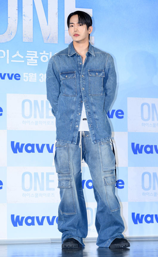 28일 서울 광진구 롯데시네마 건대입구에서 웨이브 오리지널 'ONE : 하이스쿨 히어로즈' 제작발표회가 열렸다.‘ONE : 하이스쿨 히어로즈’는 아버지의 억압에 시달리던 전교 1등 의겸(이정하)과 그의 천부적인 싸움 재능을 이용하려는 윤기(김도완)가 복면을 쓴 ‘하이스쿨 히어로즈’를 결성해 억눌린 분노를 폭발시켜 학교 폭력 서열을 뒤엎는 하이스쿨 액션 드라마다.배우 육준서가 포토타임을 하고 있다. 2025.05.28 /sunday@osen.co.kr