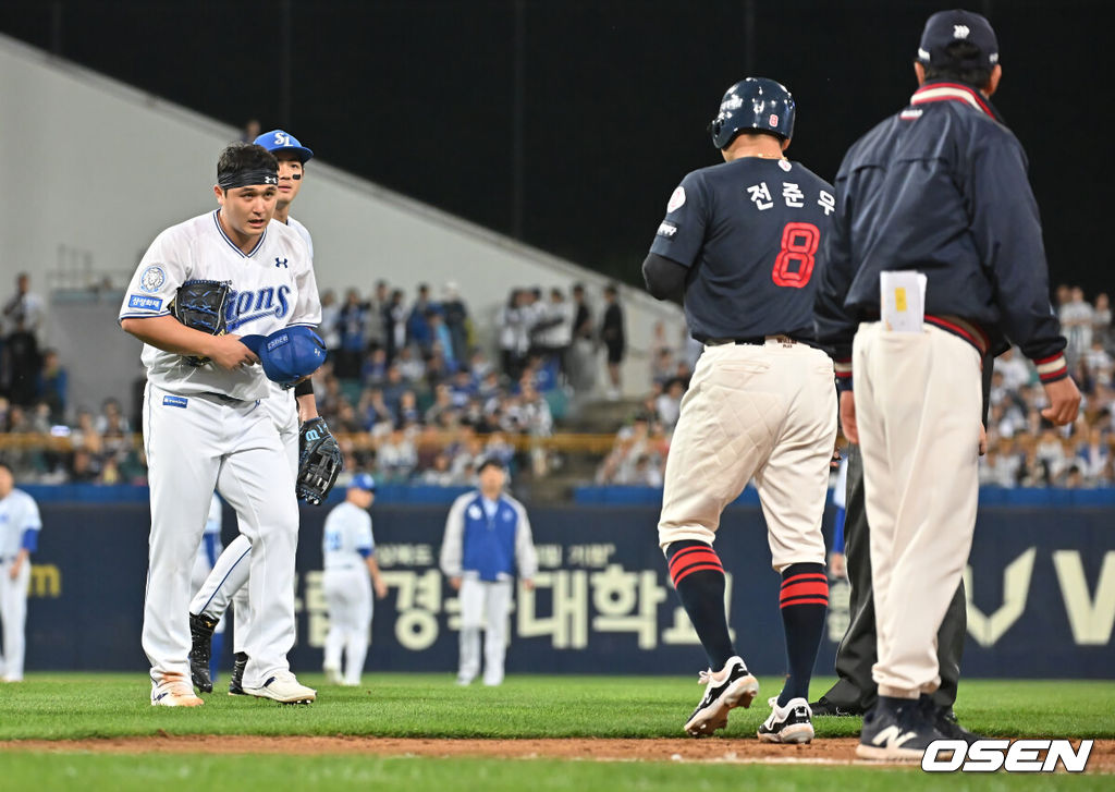 29일 대구삼성라이온즈파크에서 2025 신한 SOL 뱅크 KBO 리그 삼성 라이온즈와 롯데 자이언츠의 경기가 열렸다. 홈팀 삼성은 최원태가, 방문팀 롯데는 박세웅이 선발 출전했다. 삼성 라이온즈 선발 투수 최원태가 5회초 2사 롯데 자이언츠 전준우에게 몸에 맞는 볼을 던지고 벤치 클리어링이 있은 후 사과하고 있다. 2025.05.29 / foto0307@osen.co.kr