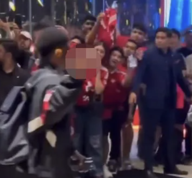 [사진] 동남아 팬들에게 손가락욕을 날리는 디알로