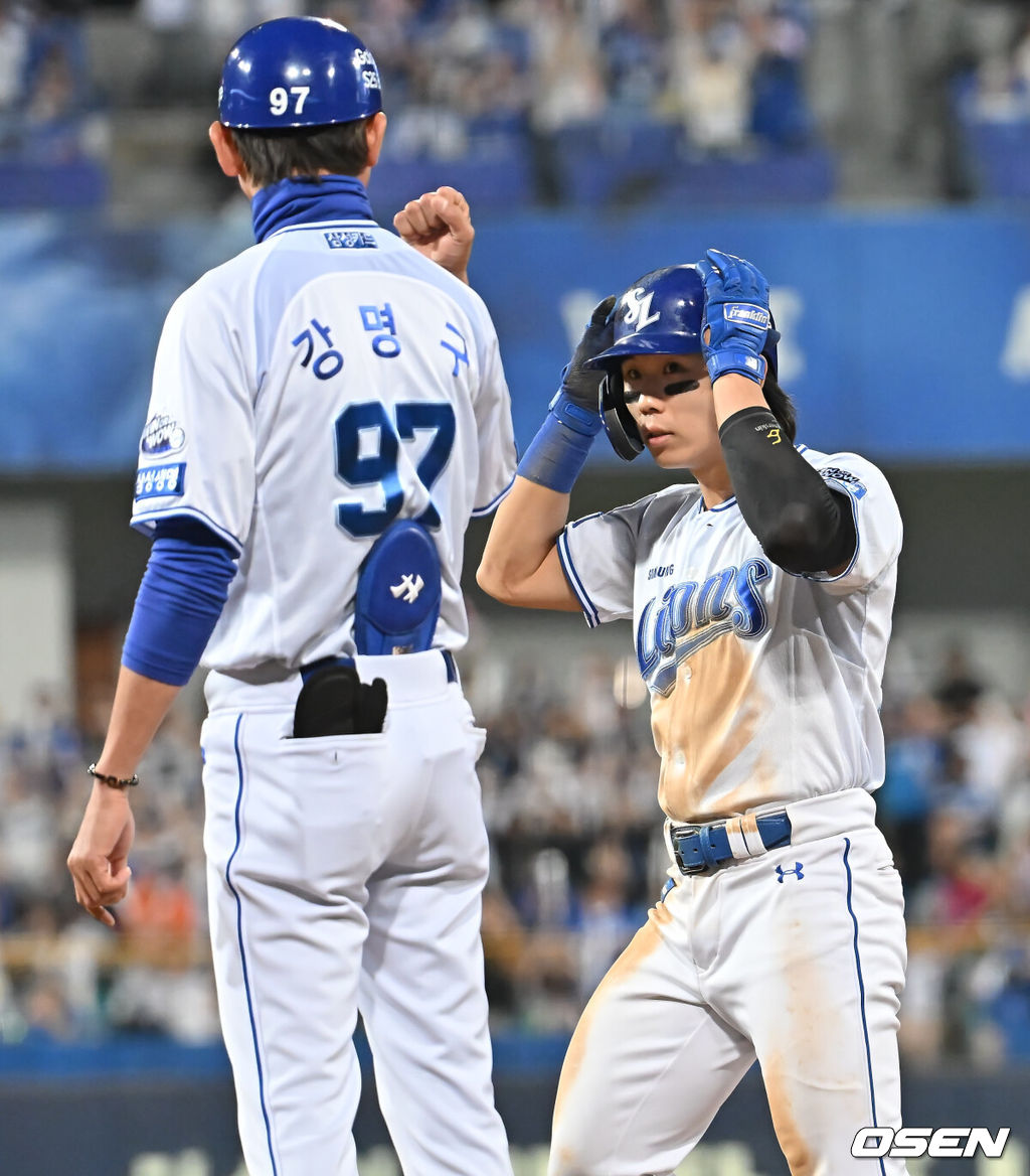 29일 대구삼성라이온즈파크에서 2025 신한 SOL 뱅크 KBO 리그 삼성 라이온즈와 롯데 자이언츠의 경기가 열렸다. 홈팀 삼성은 최원태가, 방문팀 롯데는 박세웅이 선발 출전했다. 삼성 라이온즈 김성윤이 6회말 1사 1,3루 좌익수 앞 1타점 안타를 치고 세리머니를 하고 있다. 2025.05.29 / foto0307@osen.co.kr