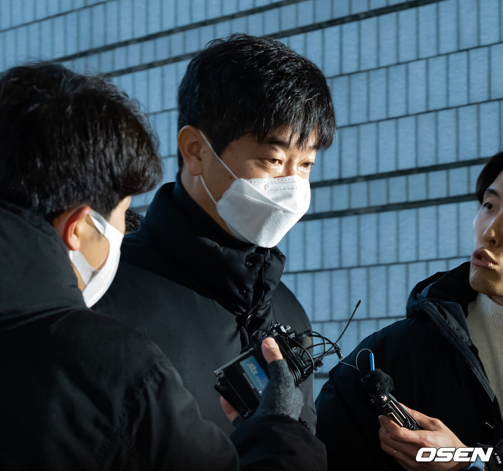 30일 오전 KIA 타이거즈의 김종국 감독과 장정석 전 단장이 구속 전 피의자 심문(영장심사)를 위해 서울지방법원으로 출석했다.KIA 김종국 전 감독이 법원으로 들어가고 있다. 2024.01.30 / rumi@osen.co.kr