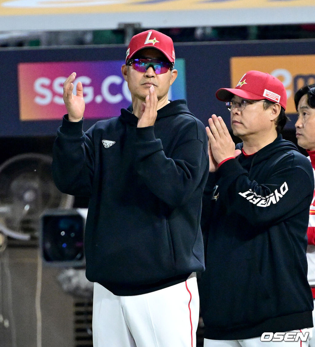 프로야구 SSG 랜더스가 불펜 싸움에서 승리하며 2연승에 성공했다.SSG는 29일 인천 SSG랜더스필드에서 열린 ‘2025 신한은행 SOL Bank KBO리그’ NC 다이노스와의 경기에서 6-5로 승리하고 2연승을 달렸다.경기를 마치고 승리한 SSG 이숭용 감독이 선수들을 맞이하며 박수를 보내고 있다. 2025.05.29 / dreamer@osen.co.kr