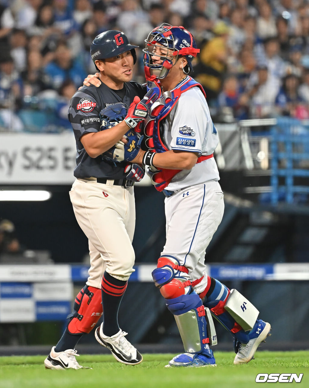 29일 대구삼성라이온즈파크에서 2025 신한 SOL 뱅크 KBO 리그 삼성 라이온즈와 롯데 자이언츠의 경기가 열렸다. 홈팀 삼성은 최원태가, 방문팀 롯데는 박세웅이 선발 출전했다. 5회초 2사 삼성 라이온즈 최원태와 투구에 맞은 롯데 자이언츠 전준우가 충돌하려하자 강민호가 말리고 있다. 2025.05.29 / foto0307@osen.co.kr