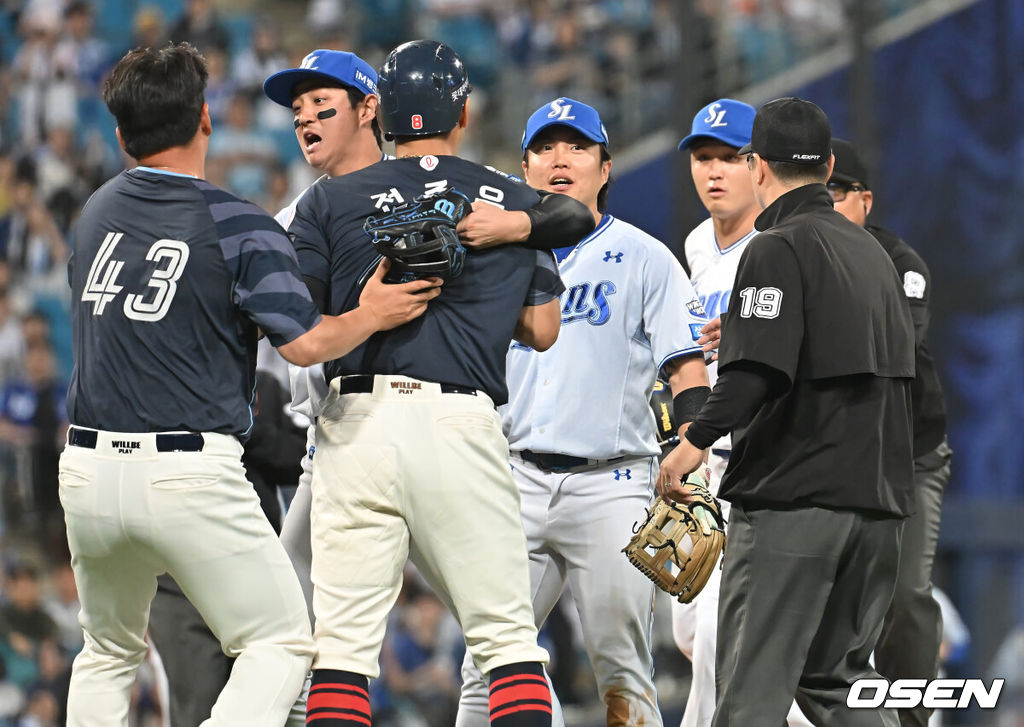 29일 대구삼성라이온즈파크에서 2025 신한 SOL 뱅크 KBO 리그 삼성 라이온즈와 롯데 자이언츠의 경기가 열렸다. 홈팀 삼성은 최원태가, 방문팀 롯데는 박세웅이 선발 출전했다. 5회초 2사 삼성 라이온즈 선발 투수 최원태와 투구에 맞은 롯데 자이언츠 전준우가 충돌하려 하자 구자욱과 심판이 말리고 있다. 2025.05.29 / foto0307@osen.co.kr