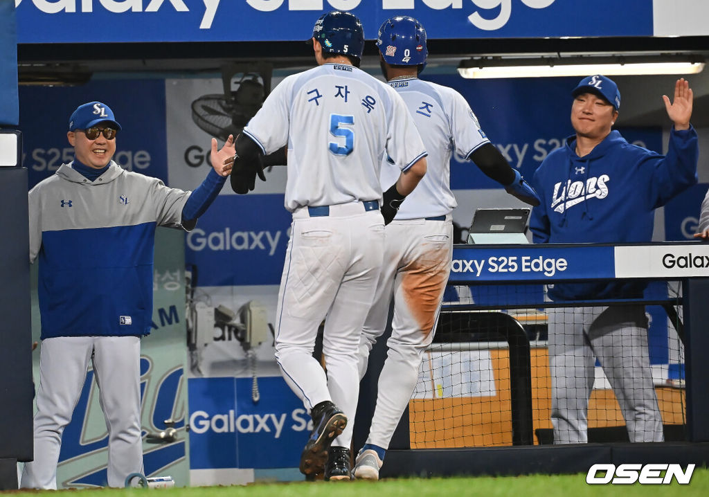29일 대구삼성라이온즈파크에서 2025 신한 SOL 뱅크 KBO 리그 삼성 라이온즈와 롯데 자이언츠의 경기가 열렸다. 홈팀 삼성은 최원태가, 방문팀 롯데는 박세웅이 선발 출전했다. 삼성 라이온즈 박진만 감독이 5회말 2사 1,2루 강민호의 우익수 오른쪽 역전 2타점 2루타때 득점을 올린 디아즈, 구자욱과 하이파이브를 하고 있다. 2025.05.29 / foto0307@osen.co.kr