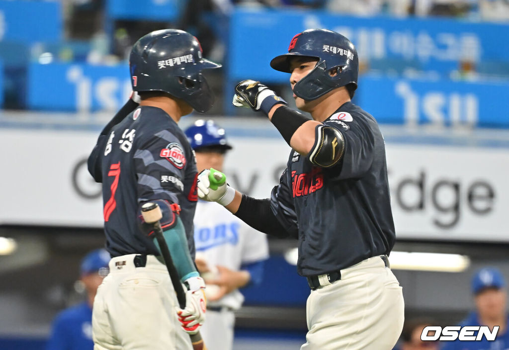 29일 대구삼성라이온즈파크에서 2025 신한 SOL 뱅크 KBO 리그 삼성 라이온즈와 롯데 자이언츠의 경기가 열렸다. 홈팀 삼성은 최원태가, 방문팀 롯데는 박세웅이 선발 출전했다. 롯데 자이언츠 손성빈이 4회초 2사 좌월 솔로 홈런을 치고 하이파이브를 하고 있다. 2025.05.29 / foto0307@osen.co.kr
