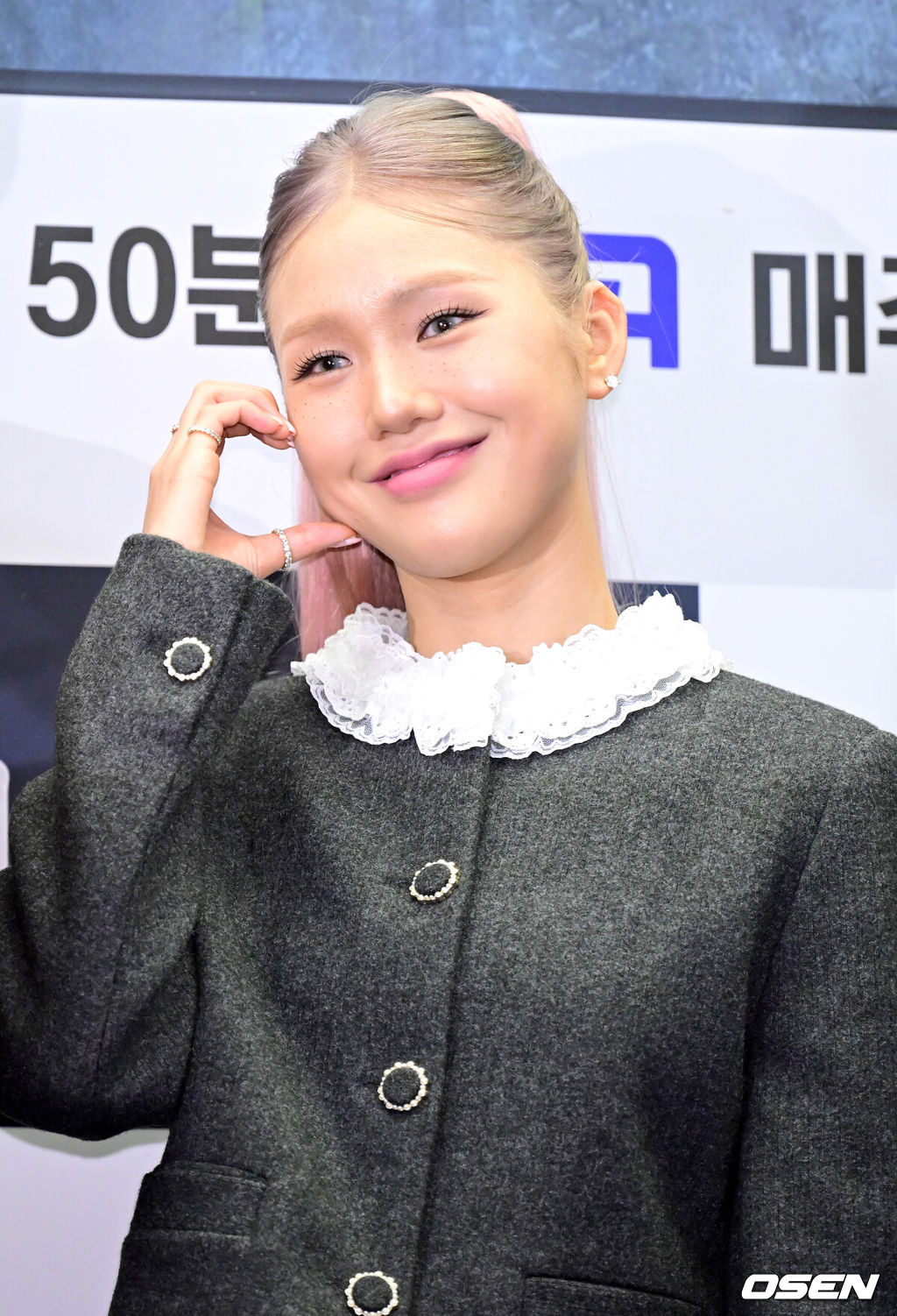5일 오후 서울 상암동 스탠포드호텔에서 ENA X LG유플러스 예능 프로그램 ‘기안이쎄오’ 제작발표회가 열렸다.‘기안이쎄오’는 동병상련 CEO들을 위한 해결사가 된 기안84의 CEO 구출일지를 그리는 오피스 예능 프로그램이다.오마이걸 미미가 포토타임을 하고 있다. 2024.12.05 / dreamer@osen.co.kr
