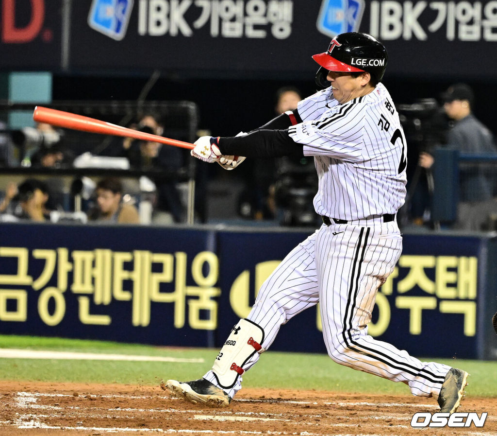 29일 오후 서울 잠실구장에서 ‘2025 신한 SOL Bank KBO리그’ LG 트윈스와 한화 이글스의 경기가 열렸다.이날 LG는 손주영, 한화는 라이언 와이스를 선발투수로 내세웠다.7회말 2사 1,2루에서 LG 김현수가 역전 1타점 우전 적시타를 날리고있다. 2025.05.29 /jpnews@osen.co.kr