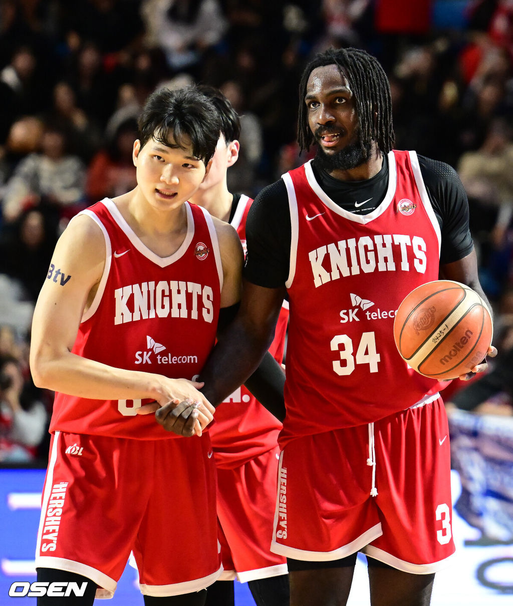 3일 오후 서울 송파구 잠실학생체육관에서 ‘2024-2025 KCC 프로농구’ 서울 SK와 창원 LG의 경기가 열렸다.오늘 경기는 서울 SK가 창원 LG를 상대로 78-70으로 승리를 거뒀다.승리가 확정된 순간 SK 안영준, 워니가 기쁨을 나누고 있다. 2024.02.03 / ksl0919@osen.co.kr