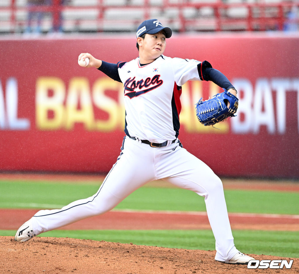 18일 오후 대만 타이베이 티엔무야구장에서 세계야구소프트볼연맹(WBSC) 프리미어12 2024 B조 대한민국과 호주의 경기가 열렸다.대한민국은 5차전 선발투수로 고영표, 호주는 티모시 애서튼을 내세웠다.4회초 2사 1루에서 한국 유영찬이 역투하고 있다. 2024.11.18 /sunday@osen.co.kr