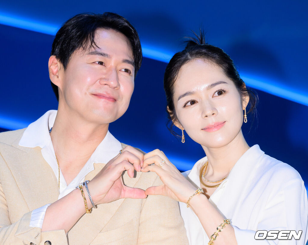 2일 오전 서울 롯데백화점 잠실점 에비뉴엘에서 모던 주얼리 브랜드의 팝업스토어 오픈 행사가 진행됐다.배우 연정훈, 한가인 부부가 포즈를 취하고 있다. 2024.05.02 /sunday@osen.co.kr
