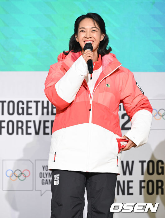 [OSEN=조은정 기자] 6일 오전 서울 송파구 올림픽파크텔에서 '2024 강원 동계청소년올림픽' G-200일을 맞아 '유니폼·메달 공개 및 지속가능 올림픽 선포식 행사’가 열렸다. 탤런트 박선영이 유니폼을 입고 소감을 전하고 있다. 2023.07.06 /cej@osen.co.kr