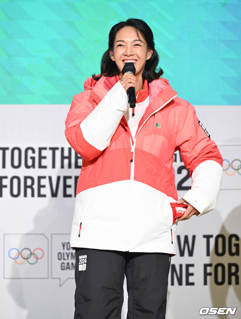 6일 오전 서울 송파구 올림픽파크텔에서 '2024 강원 동계청소년올림픽' G-200일을 맞아 '유니폼·메달 공개 및 지속가능 올림픽 선포식 행사’가 열렸다. 탤런트 박선영이 유니폼을 입고 소감을 전하고 있다. 2023.07.06 /cej@osen.co.kr