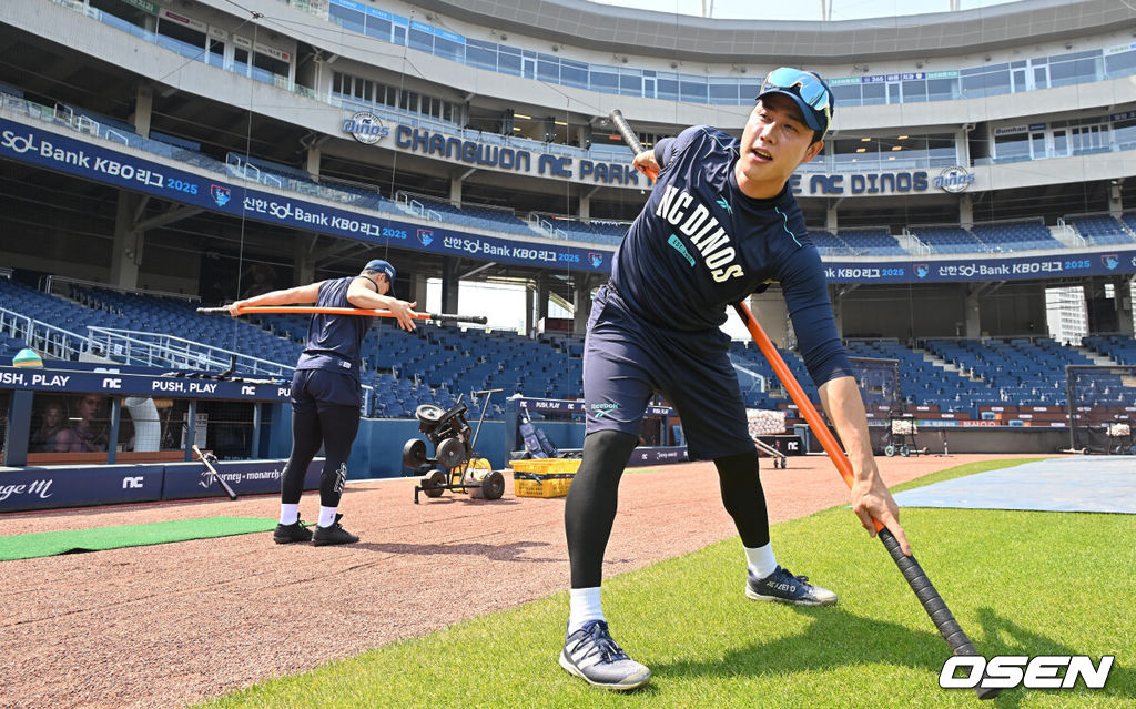 30일 창원NC파크에서 2025 신한 SOL 뱅크 KBO 리그 NC 다이노스와 한화 이글스의 경기가 열린다. 홈팀 NC가 긴 방황을 끝내고 홈구장으로 돌아왔다.NC 다이노스 천재환과 김휘집이 창원NC파크에서 몸을 풀고 있다. 2025.05.30 / foto0307@osen.co.kr