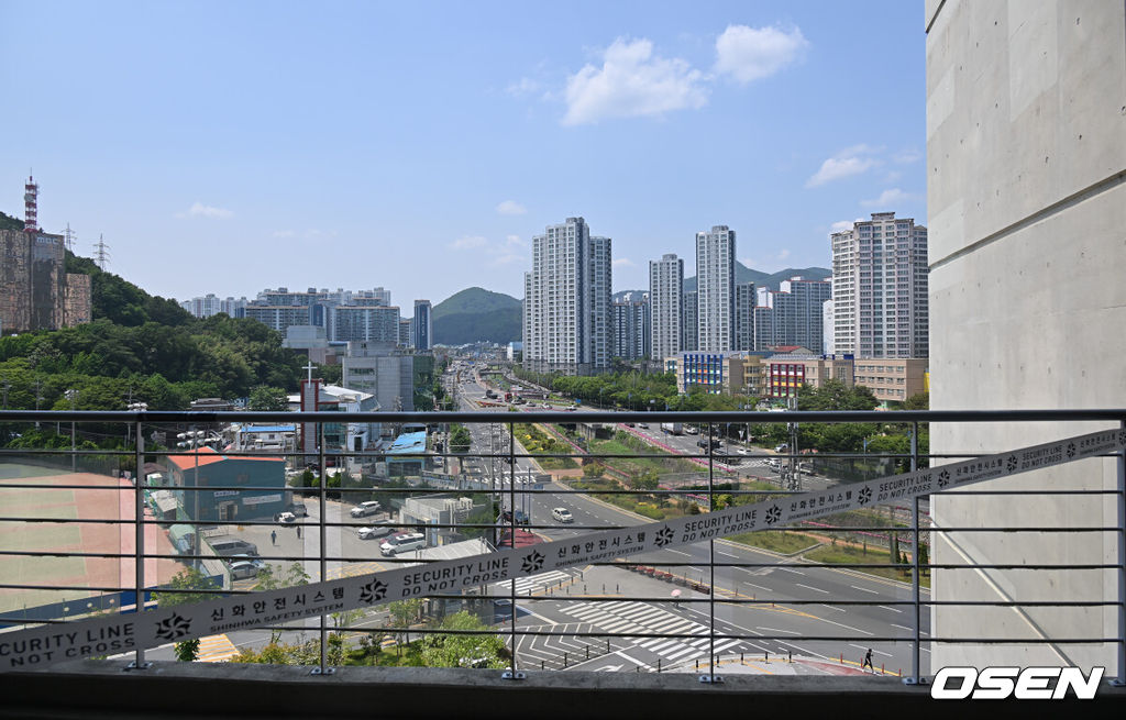 30일 창원NC파크에서 2025 신한 SOL 뱅크 KBO 리그 NC 다이노스와 한화 이글스의 경기가 열린다. 홈팀 NC가 긴 방황을 끝내고 홈구장으로 돌아왔다.창원NC파크 외벽 구조물 추락 사고로 야구팬이 사망한 사고의 원인이 된 루버가 제거되어 있다. 2025.05.30 / foto0307@osen.co.kr