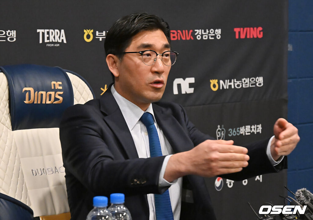 30일 창원NC파크에서 2025 신한 SOL 뱅크 KBO 리그 NC 다이노스와 한화 이글스의 경기가 열린다. 홈팀 NC가 긴 방황을 끝내고 홈구장으로 돌아왔다.NC 다이노스 이진만 대표가 창원NC파크 재개장 관련 구단 입장과 향후 대처에 대한 공식 브리핑을 진행하고 있다. 2025.05.30 / foto0307@osen.co.kr