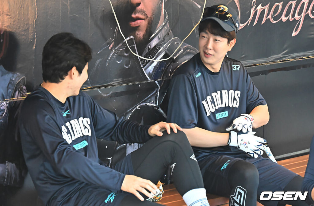 30일 창원NC파크에서 2025 신한 SOL 뱅크 KBO 리그 NC 다이노스와 한화 이글스의 경기가 열린다. 홈팀 NC가 긴 방황을 끝내고 홈구장으로 돌아왔다.NC 다이노스 박건우와 박민우가 창원NC파크에서 활짝 웃으며 대화하고 있다. 2025.05.30 / foto0307@osen.co.kr