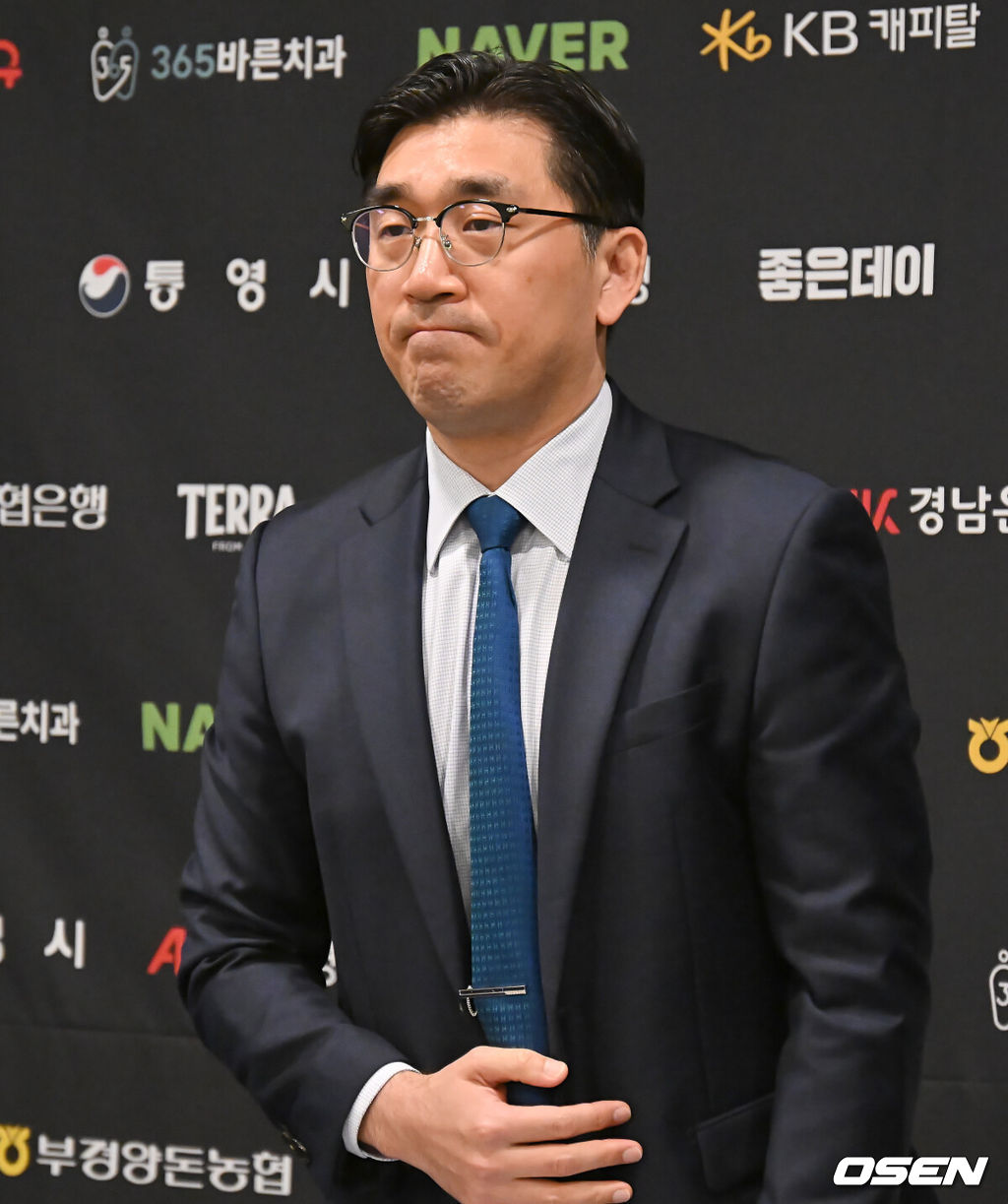30일 창원NC파크에서 2025 신한 SOL 뱅크 KBO 리그 NC 다이노스와 한화 이글스의 경기가 열린다. 홈팀 NC가 긴 방황을 끝내고 홈구장으로 돌아왔다.NC 다이노스 이진만 대표가 창원NC파크 재개장 관련 구단 입장과 향후 대처에 대한 공식 브리핑을 진행하고 있다. 2025.05.30 / foto0307@osen.co.kr