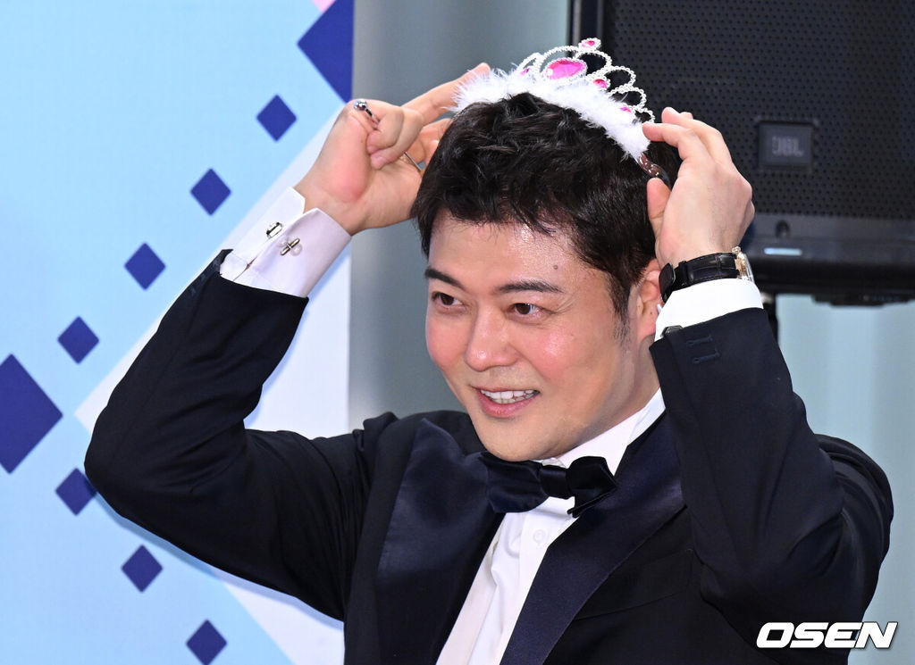 29일 오후 서울 상암 MBC 미디어센터에서 2022 MBC 방송연예대상 레드카펫 행사가 진행됐다.방송인 전현무가 레드카펫을 밟고 있다. 2022.12.29 /sunday@osen.co.kr