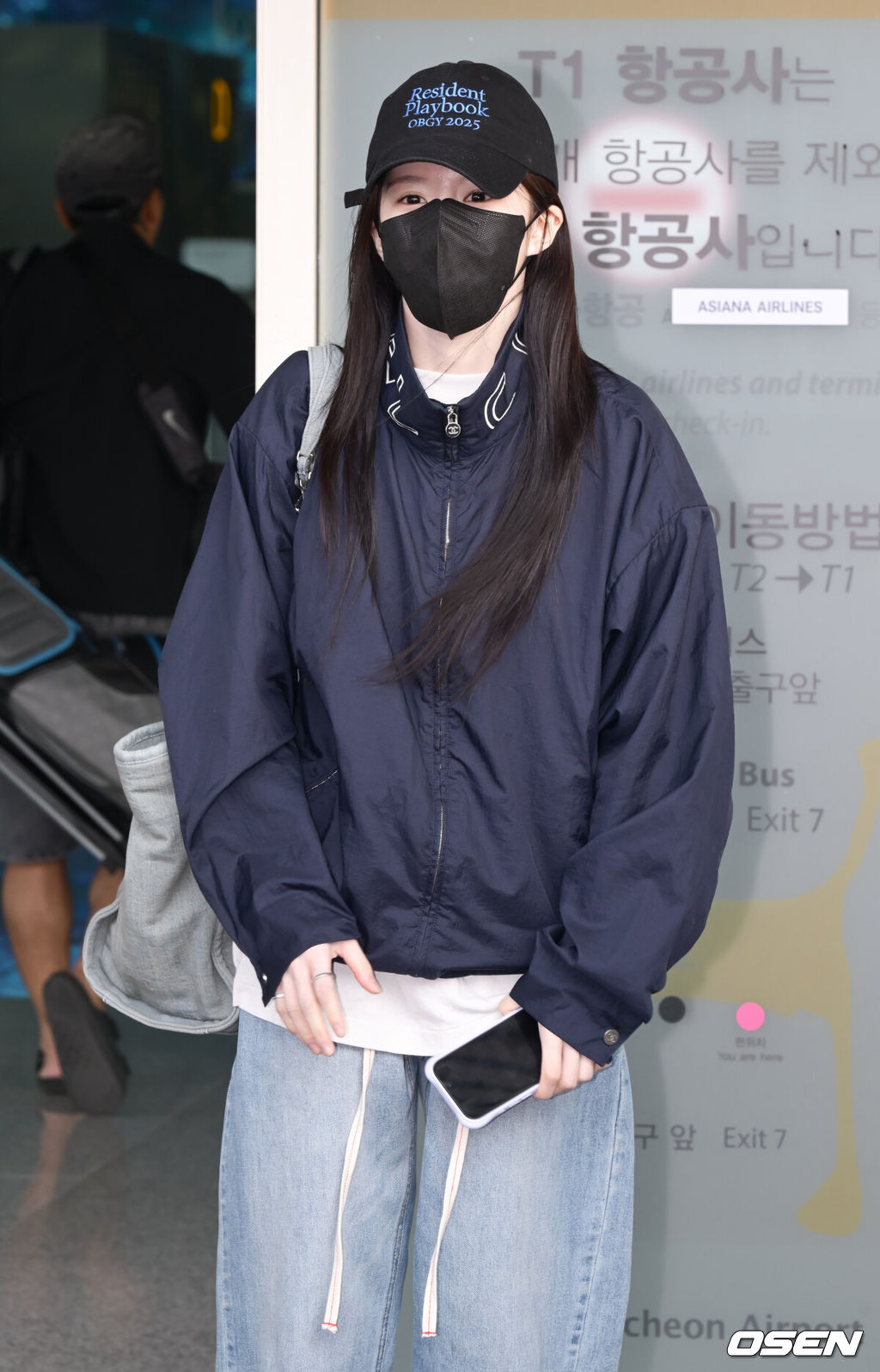 배우 고윤정이 30일 인천국제공항을 통해 발리로 tvN 토일드라마 ‘언젠가는 슬기로울 전공의생활(이하 ‘언슬전')’ 포상휴가를 떠났다.'언슬전'은 생과 사가 공존하는 산부인과에서 인생의 시작과 끝을 마주하며 성장하는 청춘들의 이야기로 지난 18일 최종회에서 자체 최고 시청률을 기록하며 성공적으로 막을 내렸다.고윤정이 출국장으로 이동하며 포즈를 취하고 있다. 2025.05.30 /cej@osen.co.kr