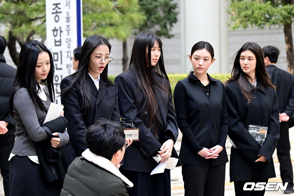 7일 서울 서초동 서울중앙지방법원에서 어도어가 뉴진스(NJZ) 멤버 5명을 상대로 낸 '기획사 지위보전과 광고 계약 체결 금지 가처분' 사건의 첫 심문기일이 진행됐다.이날 뉴진스(NJZ) 멤버 민지, 하니, 다니엘, 해린, 혜인 모두 직접 법원에 출석했다. 뉴진스(NJZ) 멤버 하니, 민지, 혜인, 해린, 다니엘(왼쪽부터)가 법원을 나서며 취재진에게 입장을 전하고 있다. 2025.03.07 / dreamer@osen.co.kr