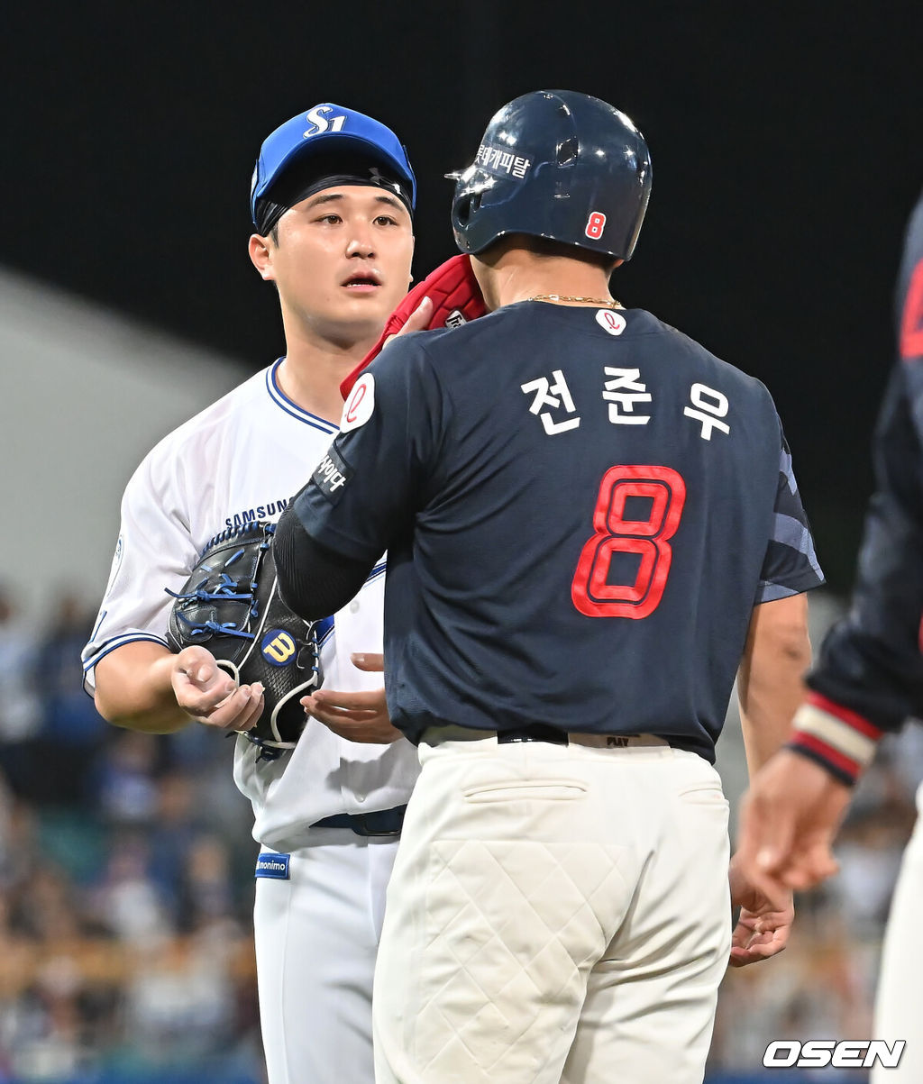 29일 대구삼성라이온즈파크에서 2025 신한 SOL 뱅크 KBO 리그 삼성 라이온즈와 롯데 자이언츠의 경기가 열렸다. 홈팀 삼성은 최원태가, 방문팀 롯데는 박세웅이 선발 출전했다. 삼성 라이온즈 선발 투수 최원태가 5회초 2사 롯데 자이언츠 전준우에게 몸에 맞는 볼을 던지고 벤치 클리어링이 있은 후 사과하고 있다. 2025.05.29 / foto0307@osen.co.kr