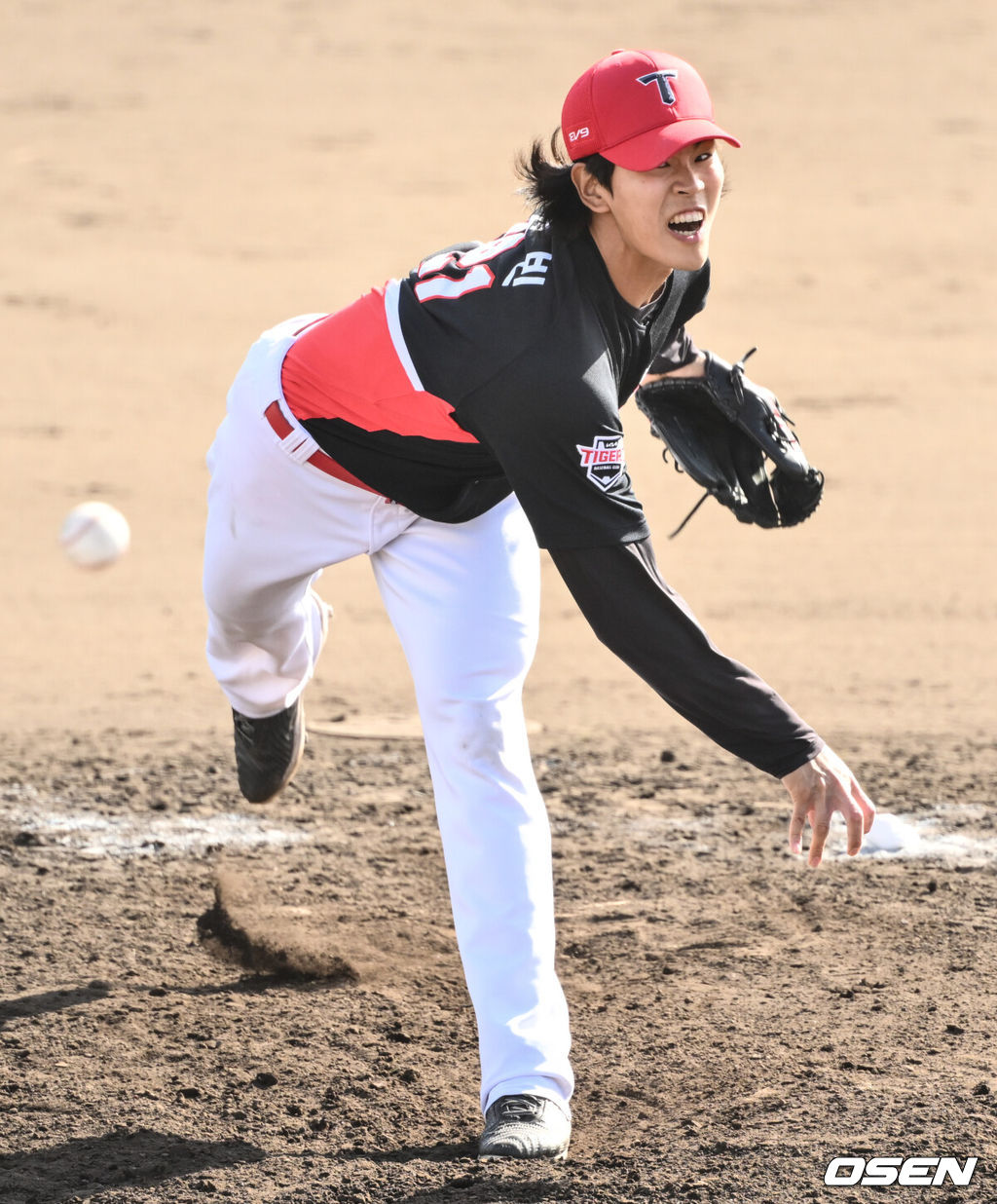 2일(한국시간) 일본 오키나와 온나손 아카마 구장에서 삼성 라이온즈와 KIA 타이거즈의 연습경기가 열렸다.삼성 선발은 후라도, KIA는 올러를 선발 투수로 내세웠다.8회말 KIA 홍원빈이 역투하고 있다. 2025.03.02 /cej@osen.co.kr