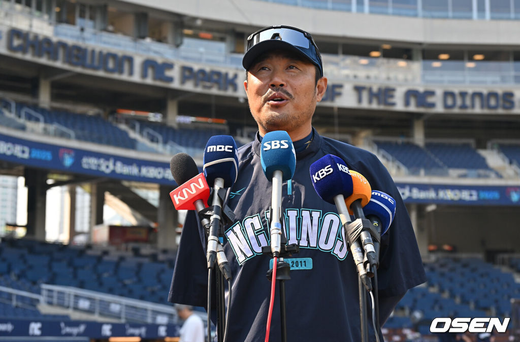 30일 창원NC파크에서 2025 신한 SOL 뱅크 KBO 리그 NC 다이노스와 한화 이글스의 경기가 열린다. 홈팀 NC가 긴 방황을 끝내고 홈구장으로 돌아왔다.NC 다이노스 이호준 감독이 인터뷰를 하고 있다. 2025.05.30 / foto0307@osen.co.kr
