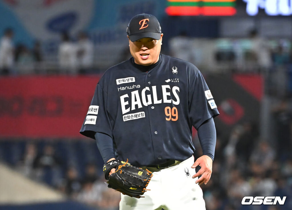 30일 창원NC파크에서 2025 신한 SOL 뱅크 KBO 리그 NC 다이노스와 한화 이글스의 경기가 열렸다. 홈팀 NC는 라일리가, 방문팀 한화는 류현진이 선발 출전했다. 한화 이글스 류현진이 6회말 무사 1루 NC 다이노스 김주원을 3루수 병살로 잡고 미소짓고 있다. 2025.05.30 / foto0307@osen.co.kr