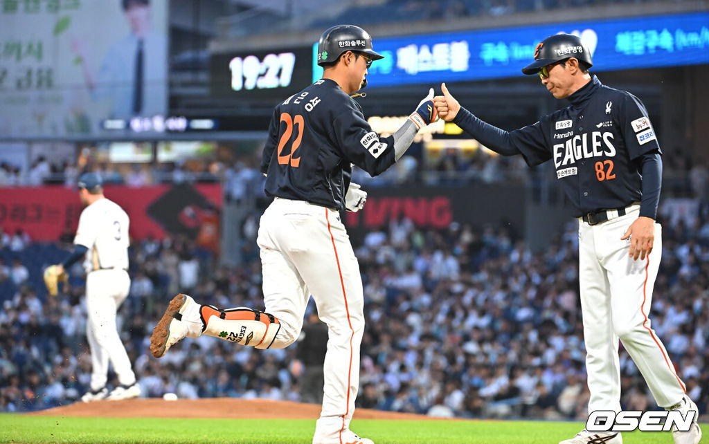 30일 창원NC파크에서 2025 신한 SOL 뱅크 KBO 리그 NC 다이노스와 한화 이글스의 경기가 열렸다. 홈팀 NC는 라일리가, 방문팀 한화는 류현진이 선발 출전했다. 한화 이글스 채은성이 4회초 좌중월 역전 솔로 홈런을 치고 하이파이브를 하고 있다. 2025.05.30 / foto0307@osen.co.kr