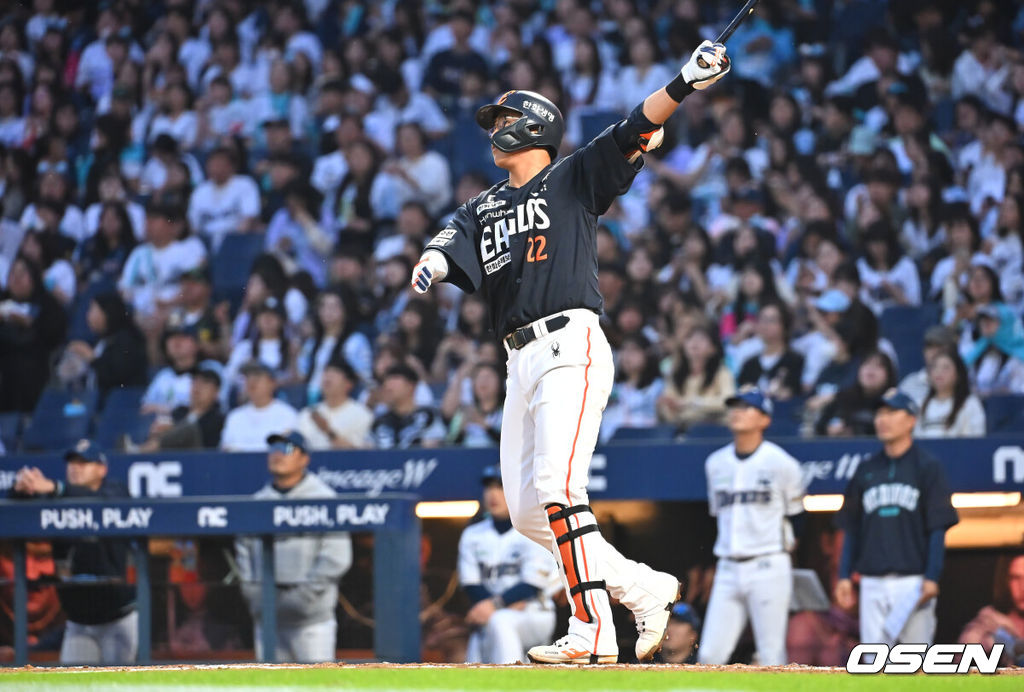 30일 창원NC파크에서 2025 신한 SOL 뱅크 KBO 리그 NC 다이노스와 한화 이글스의 경기가 열렸다. 홈팀 NC는 라일리가, 방문팀 한화는 류현진이 선발 출전했다. 한화 이글스 채은성이 4회초 좌중월 역전 솔로 홈런을 치고 있다. 2025.05.30 / foto0307@osen.co.kr