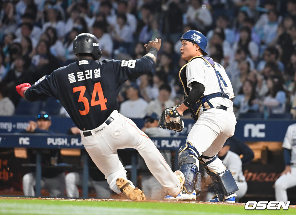 30일 창원NC파크에서 2025 신한 SOL 뱅크 KBO 리그 NC 다이노스와 한화 이글스의 경기가 열렸다. 홈팀 NC는 라일리가, 방문팀 한화는 류현진이 선발 출전했다. 한화 이글스 플로리얼이 5회초 무사 2루 하주석의 3루수 앞 번트때 실책을 틈타 득점을 올리고 있다. 2025.05.30 / foto0307@osen.co.kr
