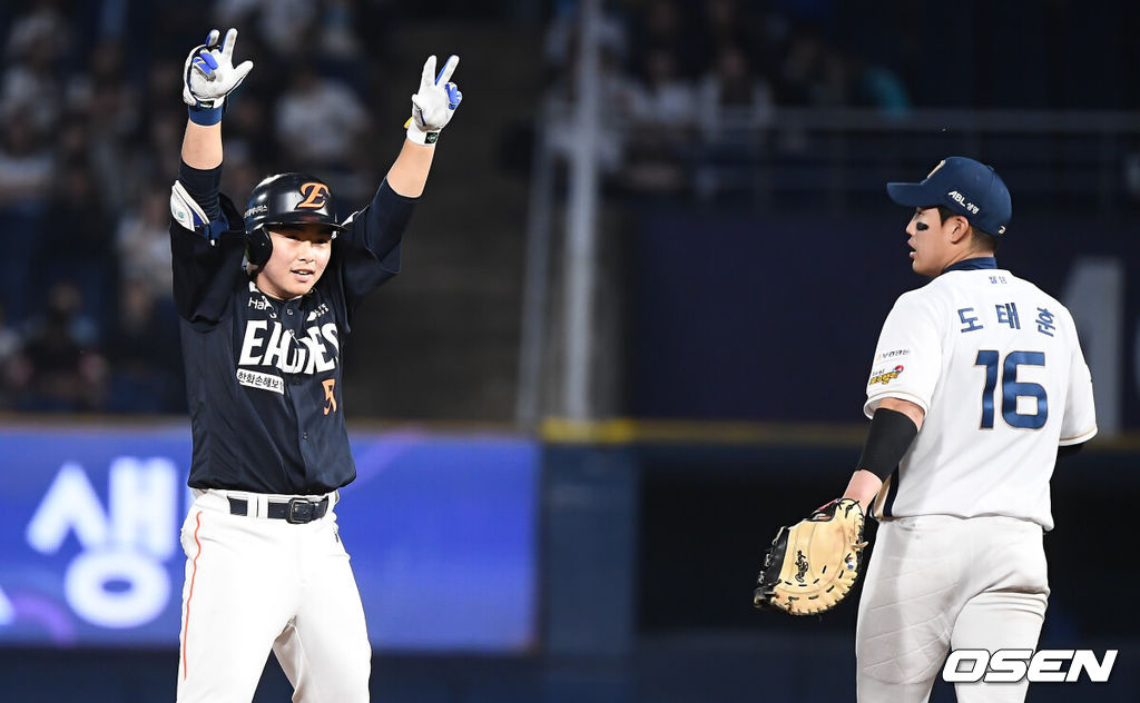 30일 창원NC파크에서 2025 신한 SOL 뱅크 KBO 리그 NC 다이노스와 한화 이글스의 경기가 열렸다. 홈팀 NC는 라일리가, 방문팀 한화는 류현진이 선발 출전했다. 한화 이글스 문현빈이 7회초 1사 2,3루 중견수 뒤 2타점 2루타를 치고 세리머니를 하고 있다. 2025.05.30 / foto0307@osen.co.kr