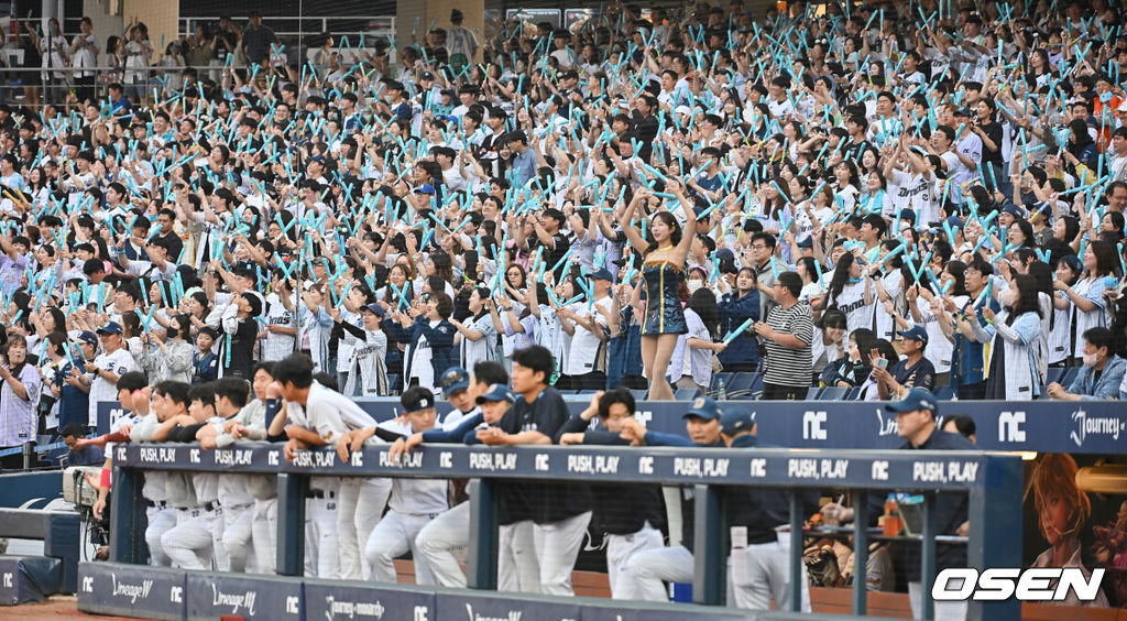 30일 창원NC파크에서 2025 신한 SOL 뱅크 KBO 리그 NC 다이노스와 한화 이글스의 경기가 열렸다. 홈팀 NC는 라일리가, 방문팀 한화는 류현진이 선발 출전했다. NC 다이노스 팬들이 열띤 응원을 펼치고 있다. 2025.05.30 / foto0307@osen.co.kr