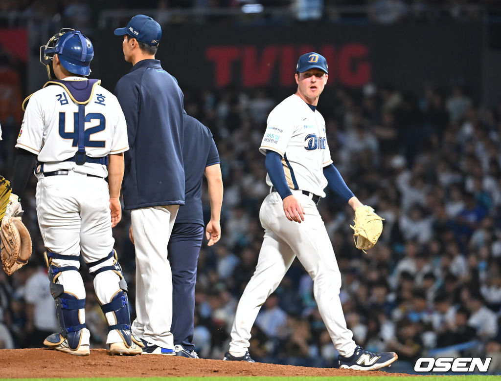 30일 창원NC파크에서 2025 신한 SOL 뱅크 KBO 리그 NC 다이노스와 한화 이글스의 경기가 열렸다. 홈팀 NC는 라일리가, 방문팀 한화는 류현진이 선발 출전했다. NC 다이노스 선발투수 라일리가 7회초 교체되고 있다. 2025.05.30 / foto0307@osen.co.kr