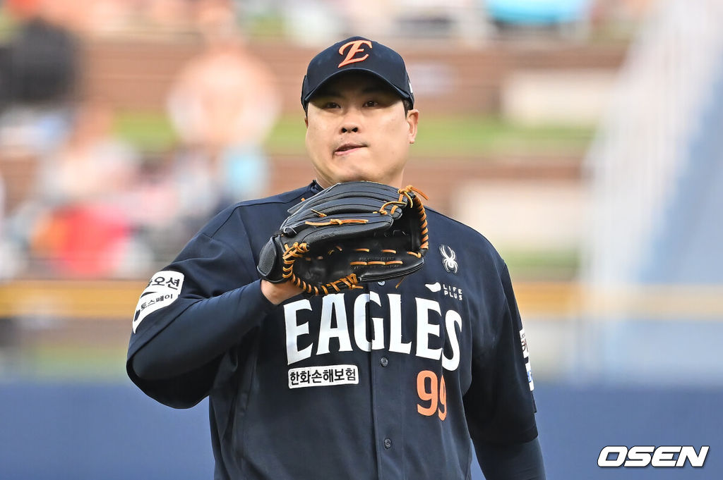 30일 창원NC파크에서 2025 신한 SOL 뱅크 KBO 리그 NC 다이노스와 한화 이글스의 경기가 열렸다. 홈팀 NC는 라일리가, 방문팀 한화는 류현진이 선발 출전했다. 한화 이글스 선발투수 류현진이 1회초 1실점하고 아쉬워하고 있다. 2025.05.30 / foto0307@osen.co.kr