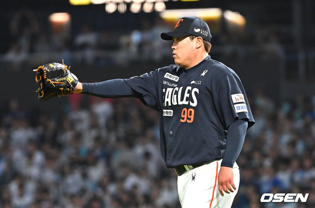 30일 창원NC파크에서 2025 신한 SOL 뱅크 KBO 리그 NC 다이노스와 한화 이글스의 경기가 열렸다. 홈팀 NC는 라일리가, 방문팀 한화는 류현진이 선발 출전했다. 한화 이글스 류현진이 6회말 무사 1루 NC 다이노스 김주원을 3루수 병살로 잡고 환호하고 있다. 2025.05.30 / foto0307@osen.co.kr