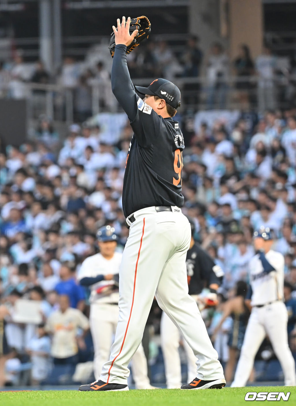 30일 창원NC파크에서 2025 신한 SOL 뱅크 KBO 리그 NC 다이노스와 한화 이글스의 경기가 열렸다. 홈팀 NC는 라일리가, 방문팀 한화는 류현진이 선발 출전했다. 한화 이글스 선발투수 류현진이 2회말 무사 1루 NC 다이노스 김성욱의 타구를 펜스 플레이로 잡은 플로리얼에게 감사 인사를 하고 있다. 2025.05.30 / foto0307@osen.co.kr