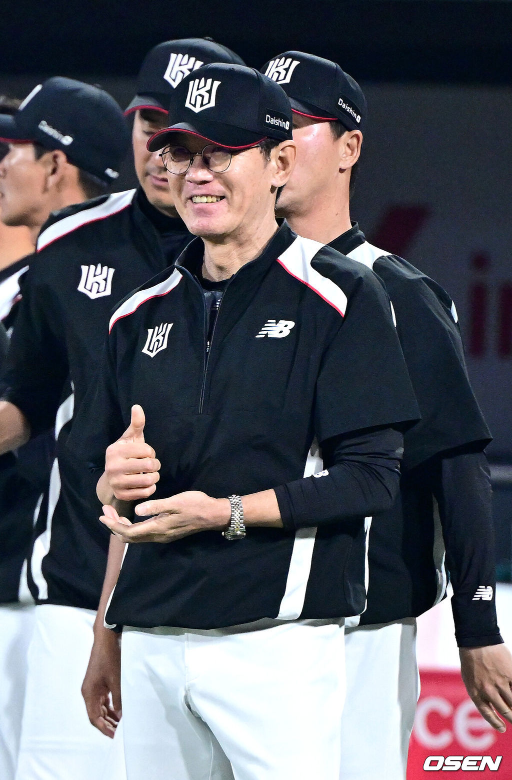 KT가 모처럼 1선발 위용을 뽐낸 헤이수스를 앞세워 연승에 성공했다. 프로야구 KT 위즈는 30일 수원KT위즈파크에서 열린 2025 신한 SOL뱅크 KBO리그 KIA 타이거즈와의 시즌 7차전에서 3-1로 승리했다. KT는 3연전 기선제압과 함께 2연승을 달리며 시즌 29승 3무 25패를 기록했다. 경기를 마치고 승리한 KT 이강철 감독이 선수들을 맞이하며 미소짓고 있다. 2025.05.30 / dreamer@osen.co.kr
