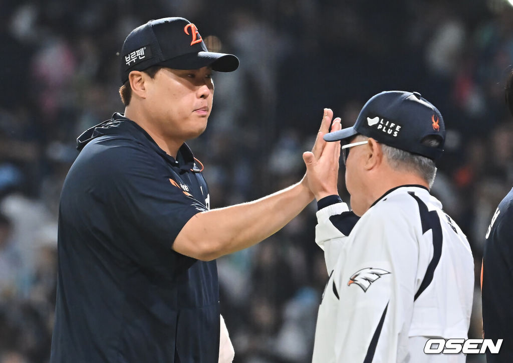 30일 창원NC파크에서 2025 신한 SOL 뱅크 KBO 리그 NC 다이노스와 한화 이글스의 경기가 열렸다. 홈팀 NC는 라일리가, 방문팀 한화는 류현진이 선발 출전했다. 한화 이글스 류현진이 NC 다이노스에 7-1로 승리한 후 김경문 감독과 기쁨을 나누고 있다. 2025.05.30 / foto0307@osen.co.kr