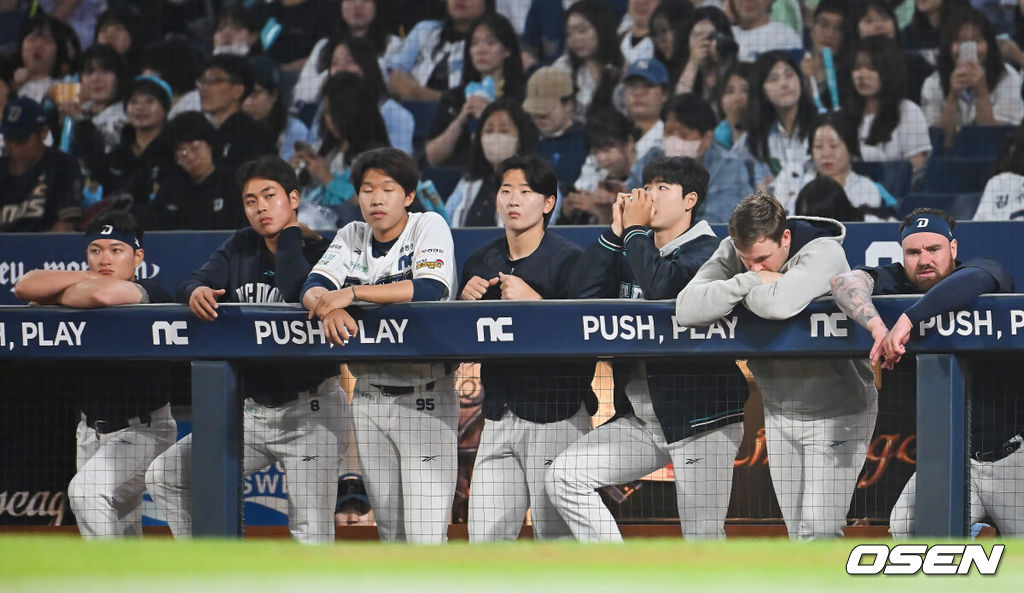 30일 창원NC파크에서 2025 신한 SOL 뱅크 KBO 리그 NC 다이노스와 한화 이글스의 경기가 열렸다. 홈팀 NC는 라일리가, 방문팀 한화는 류현진이 선발 출전했다. NC 다이노스 선수들이 패색이 짙어오자 어두운 표정으로 경기를 지켜보고 있다. 2025.05.30 / foto0307@osen.co.kr