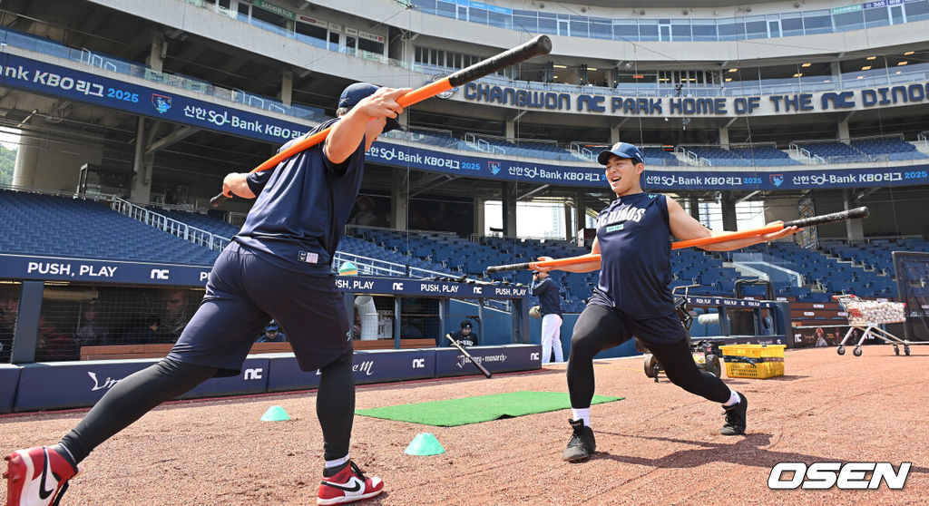 30일 창원NC파크에서 2025 신한 SOL 뱅크 KBO 리그 NC 다이노스와 한화 이글스의 경기가 열린다. 홈팀 NC가 긴 방황을 끝내고 홈구장으로 돌아왔다.NC 다이노스 김휘집과 안중열이 창원NC파크에서 몸을 풀고 있다. 2025.05.30 / foto0307@osen.co.kr