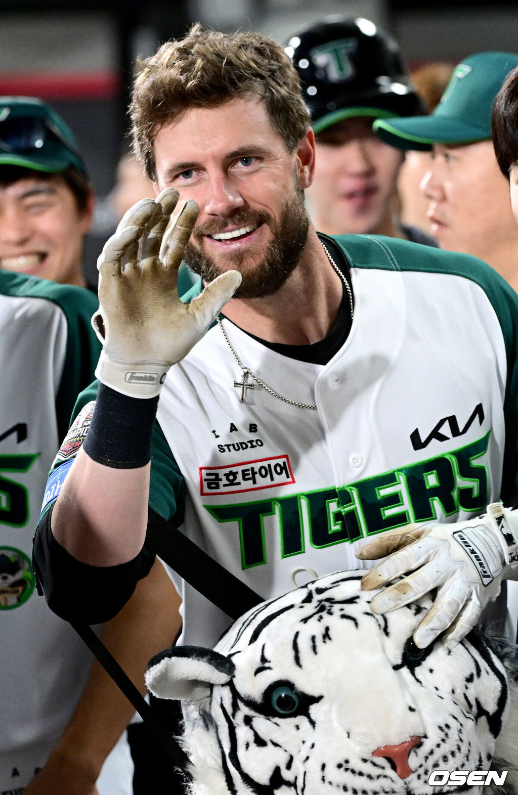 17일 오후 광주-기아 챔피언스필드에서 ‘2025 신한 SOL Bank KBO리그’ KIA 타이거즈와 KT 위즈의 경기가 열렸다.홈팀 KIA는 양현종, 방문팀 KT는 윌리엄 쿠에바스를 선발투수로 내세웠다.6회말 무사 선두타자로 나선 KIA 위즈덤이 동점 중월 솔로포를 날리고 홈을 밟은 뒤 기뻐하고 있다. 2025.04.17 /